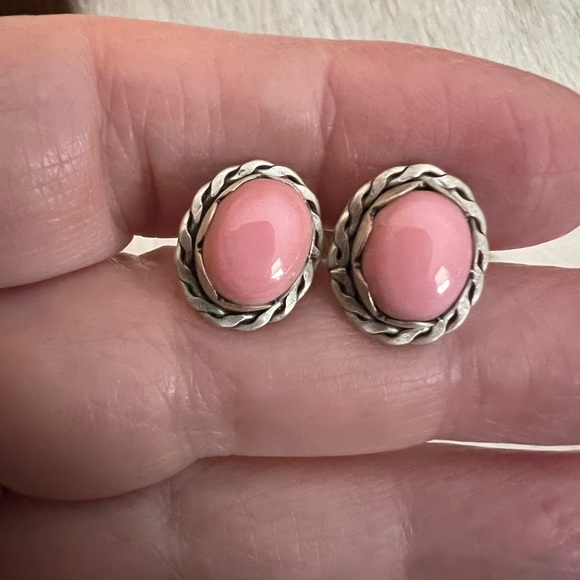 ❤️ Queen Pink Conch Navajo Style Oval Stud Earrings Matte Brushed Sterling 4gms - Picture 6 of 11